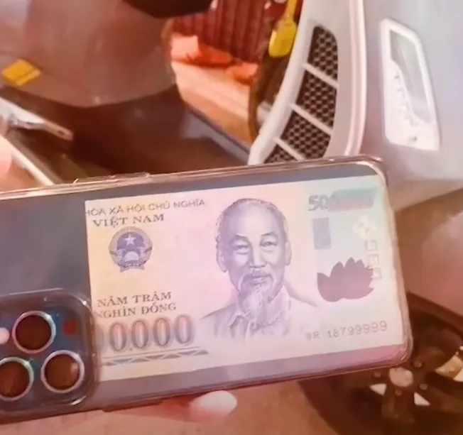co-thoi-quen-nhet-tien-o-sau-dien-thoai-co-gai-gap-hoa-lon-so-den-gia (1)