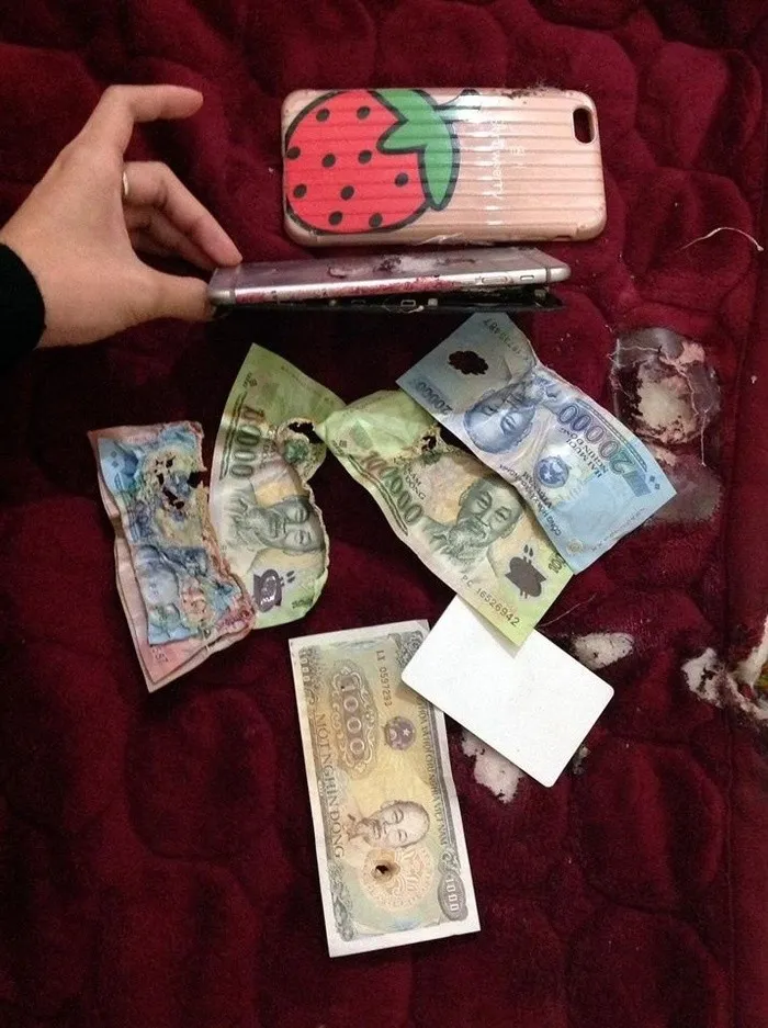 co-thoi-quen-nhet-tien-o-sau-dien-thoai-co-gai-gap-hoa-lon-so-den-gia (3)