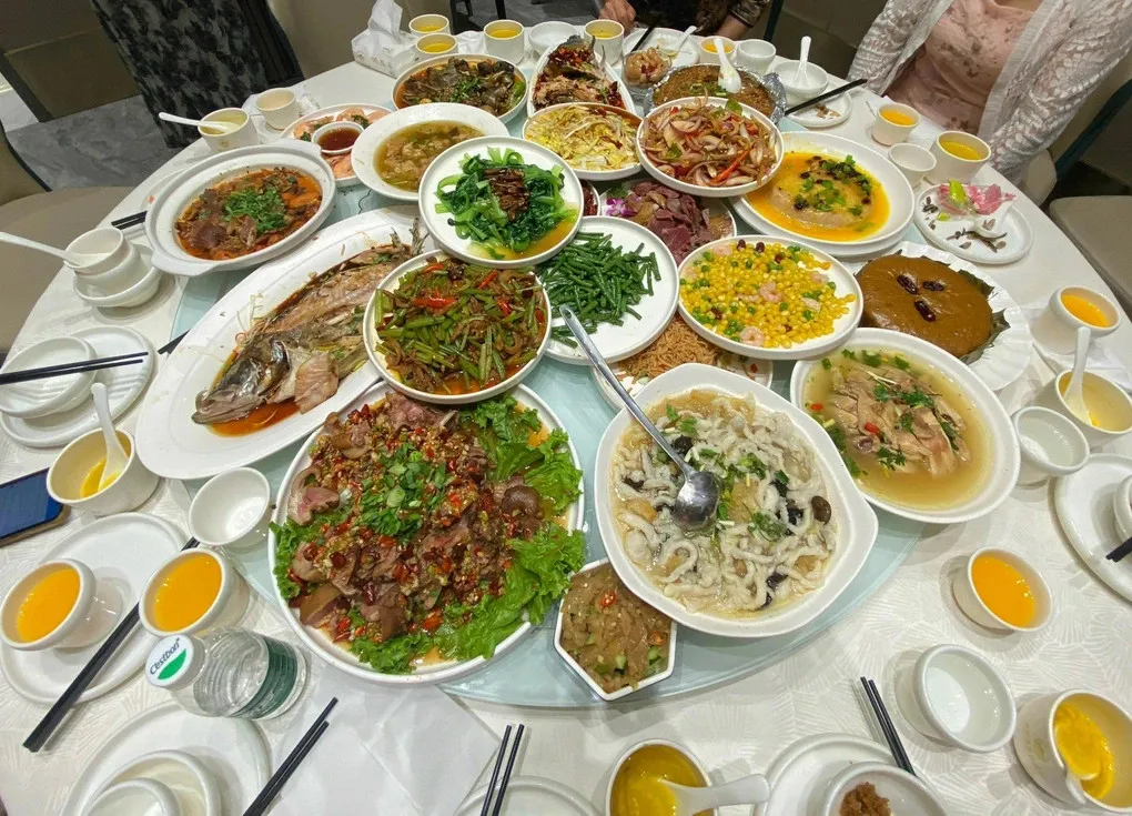 du-dam-cuoi-trung-quoc-gai-viet-soc-truoc-phong-tuc-dac-biet-ban-tiec-hon-30-mon-mc-doc-to-chuyen-te-nhi (2)