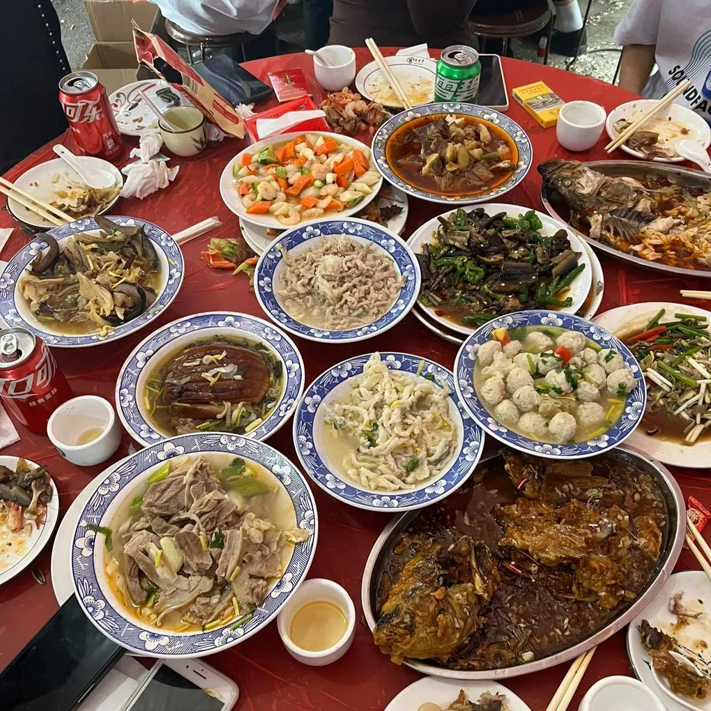 du-dam-cuoi-trung-quoc-gai-viet-soc-truoc-phong-tuc-dac-biet-ban-tiec-hon-30-mon-mc-doc-to-chuyen-te-nhi (4)