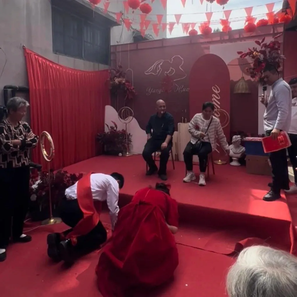 du-dam-cuoi-trung-quoc-gai-viet-soc-truoc-phong-tuc-dac-biet-ban-tiec-hon-30-mon-mc-doc-to-chuyen-te-nhi (5)