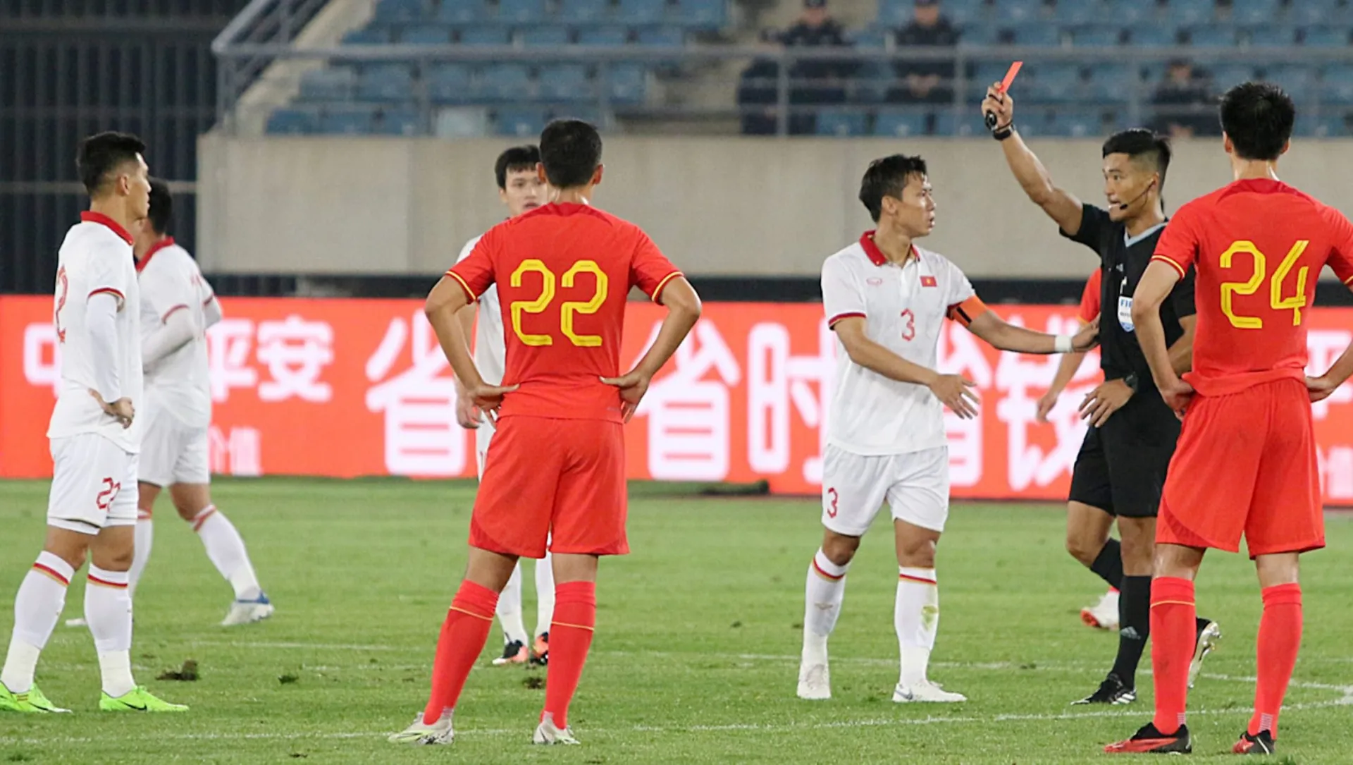 nguyen-tien-linh-bi-duoi-co-chi-sau-10-phut-vao-san-truoc-dt-trung-quoc-chiu-an-phat-nang (10)