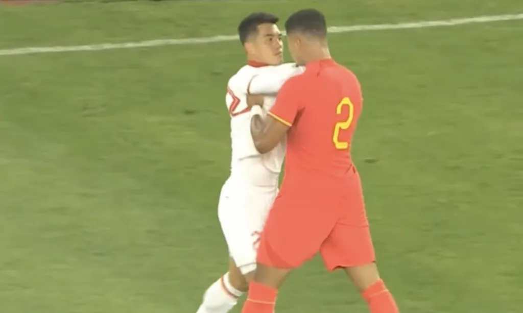 nguyen-tien-linh-bi-duoi-co-chi-sau-10-phut-vao-san-truoc-dt-trung-quoc-chiu-an-phat-nang (7)