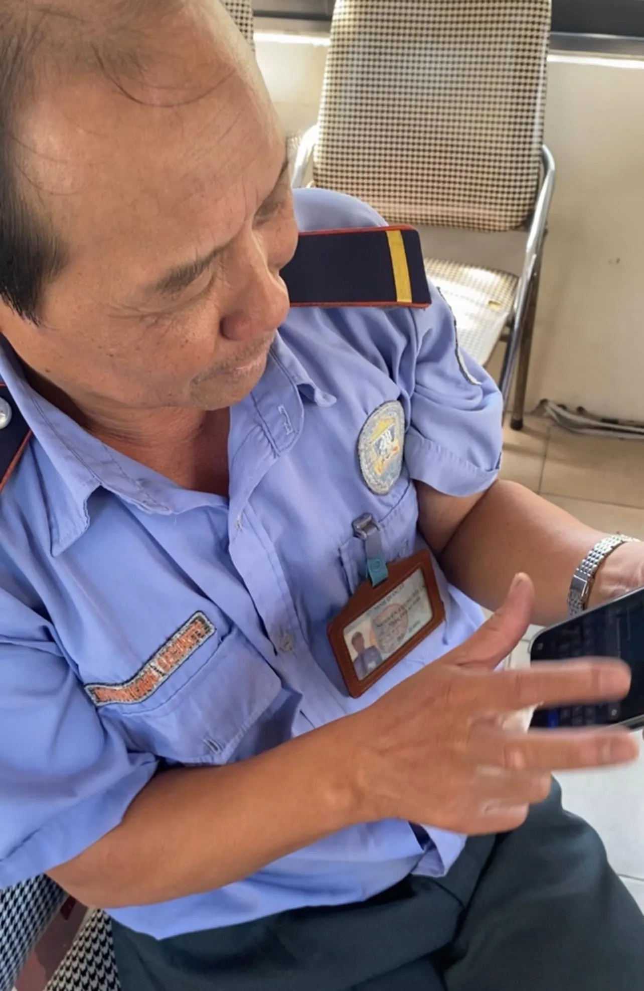 xon-xao-bac-bao-ve-dung-iphone-15-pro-max-di-lam-cho-vui-khach-mat-xe-bac-den-luon-xe-moi-khoi-thuong-luong (3)