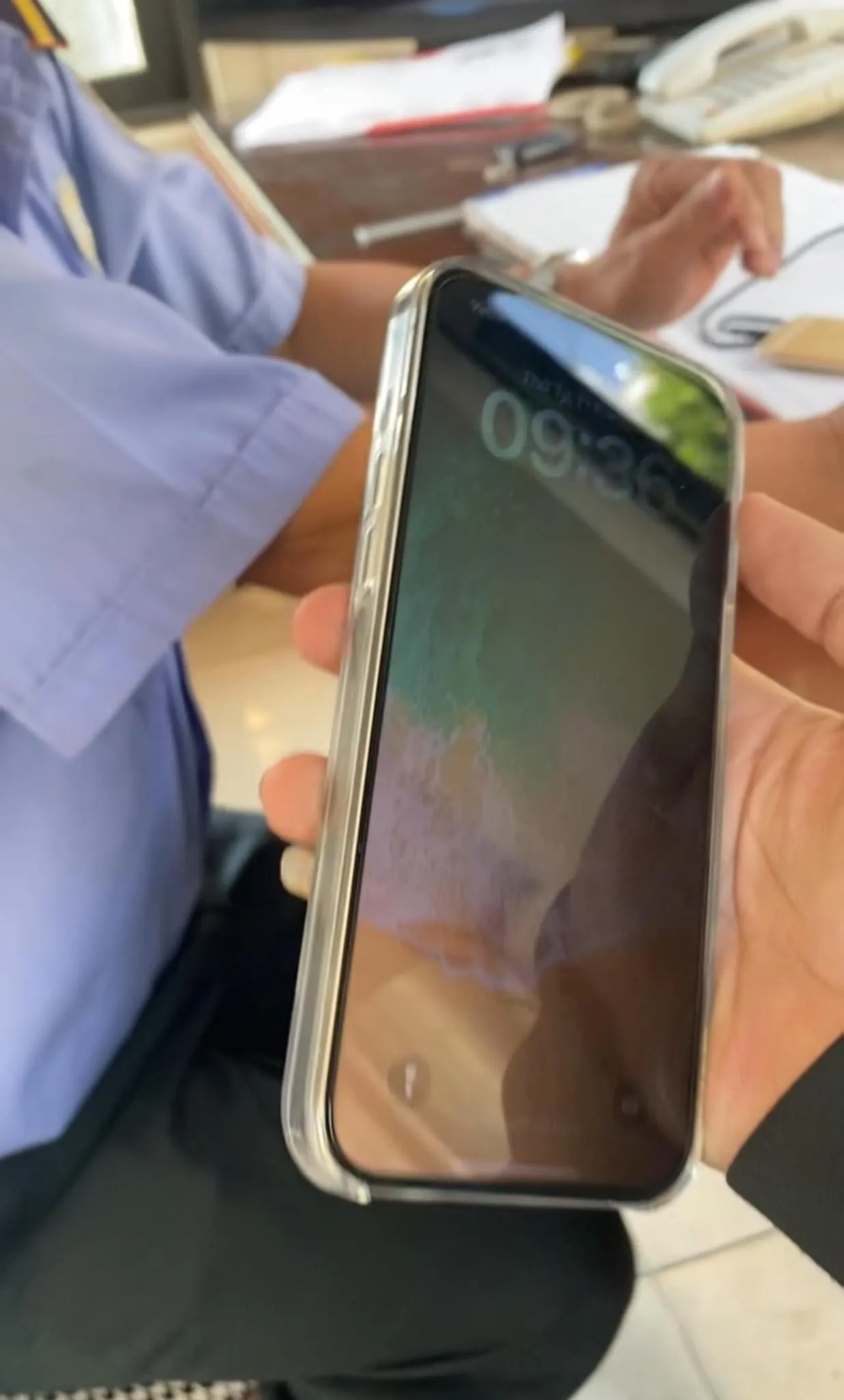 xon-xao-bac-bao-ve-dung-iphone-15-pro-max-di-lam-cho-vui-khach-mat-xe-bac-den-luon-xe-moi-khoi-thuong-luong (5)