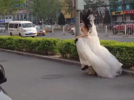 chu-re-chay-tron-sat-gio-lam-le-ket-hon-co-dau-truy-lung-khach-moi-hong-chuyen (411)