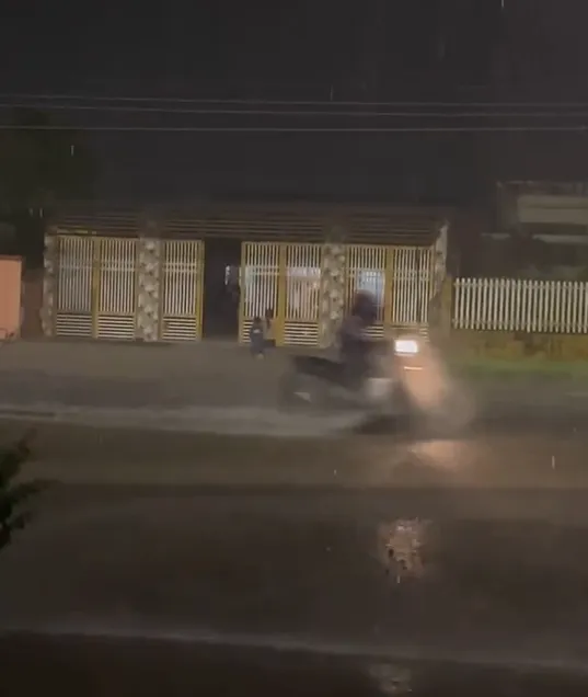 lo-lam-sai-viec-nha-2-em-be-bi-bo-phat-quy-duoi-mua-gay-tranh-cai (11)