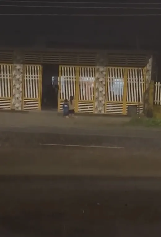 lo-lam-sai-viec-nha-2-em-be-bi-bo-phat-quy-duoi-mua-gay-tranh-cai