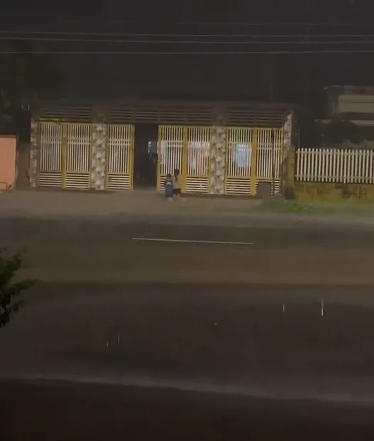 lo-lam-sai-viec-nha-2-em-be-bi-bo-phat-quy-duoi-mua-gay-tranh-cai (141)