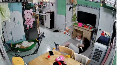 dang-bong-con-thi-choang-nguoi-me-van-co-om-con-truoc-khi-gap-chuyen-canh-bao-chung-dau-dau-nhieu-nguoi-mac-phai (3)