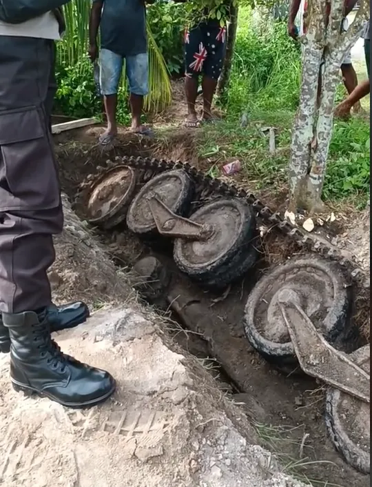 dao-dat-sau-vuon-nguoi-dan-bat-ngo-phat-hien-co-xe-tang-sau-duoi-long-dat-nguyen-som-hieu-ky (2)