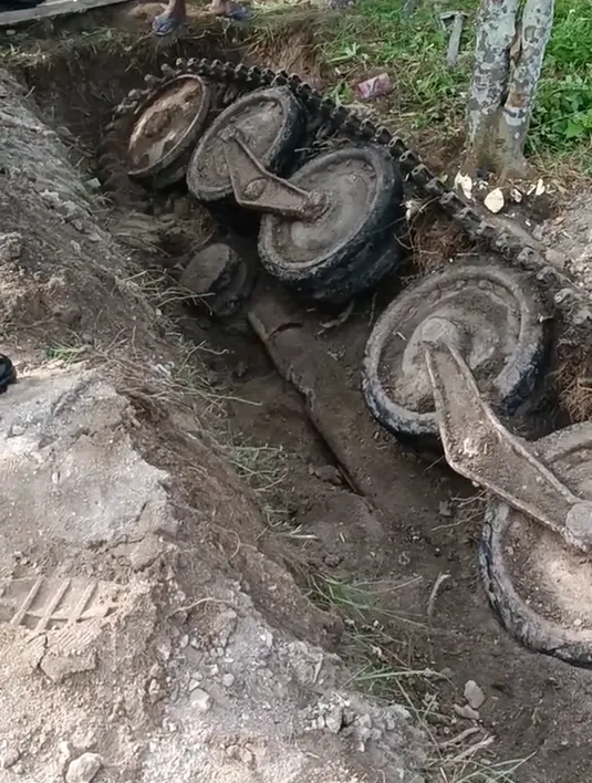 dao-dat-sau-vuon-nguoi-dan-bat-ngo-phat-hien-co-xe-tang-sau-duoi-long-dat-nguyen-som-hieu-ky (3)