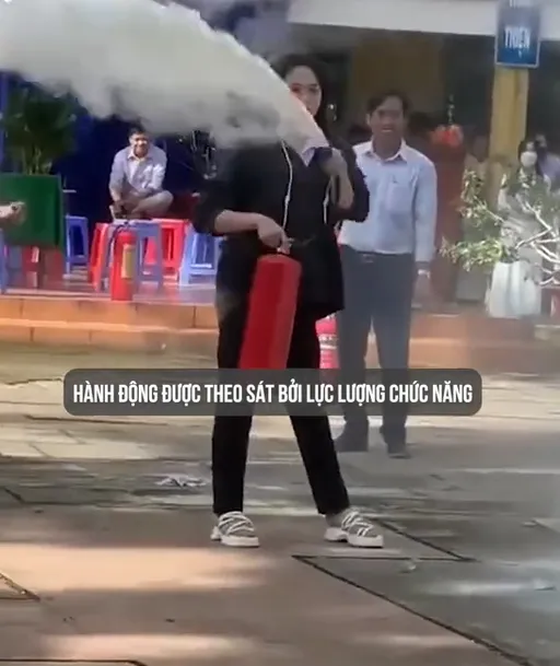 duoc-hoc-thuc-hnah-pccc-tai-truong-nu-sinh-co-hanh-dong-cot-nha-gay-buc-xuc (1)