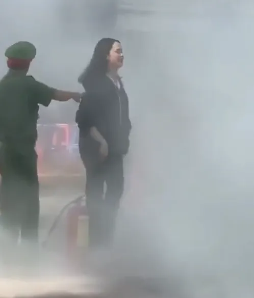 duoc-hoc-thuc-hnah-pccc-tai-truong-nu-sinh-co-hanh-dong-cot-nha-gay-buc-xuc (4)