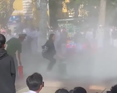 duoc-hoc-thuc-hnah-pccc-tai-truong-nu-sinh-co-hanh-dong-cot-nha-gay-buc-xuc (6)