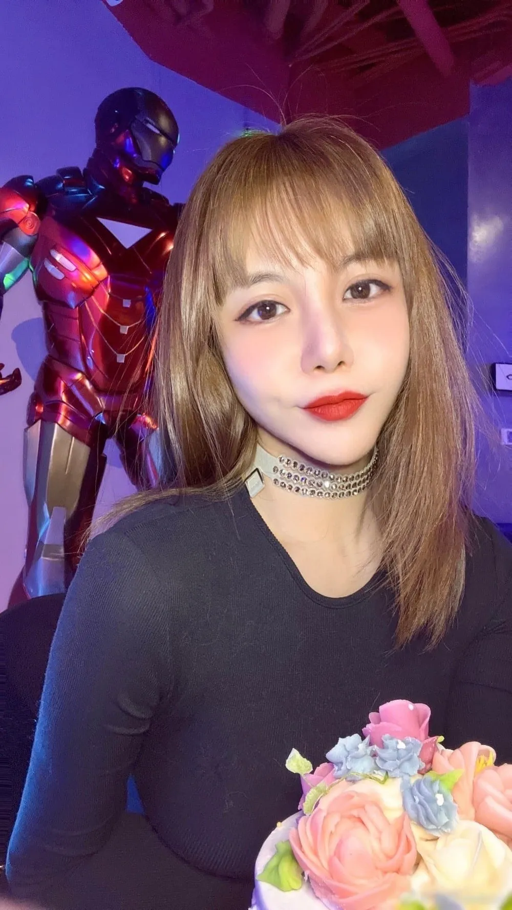 nu-dien-vien-tung-tuyen-bo-tha-khoc-tren-xe-hoi-con-hon-ngoi-sau-xe-dap-bi-chong-to-lua-tien-bo-tron (6)