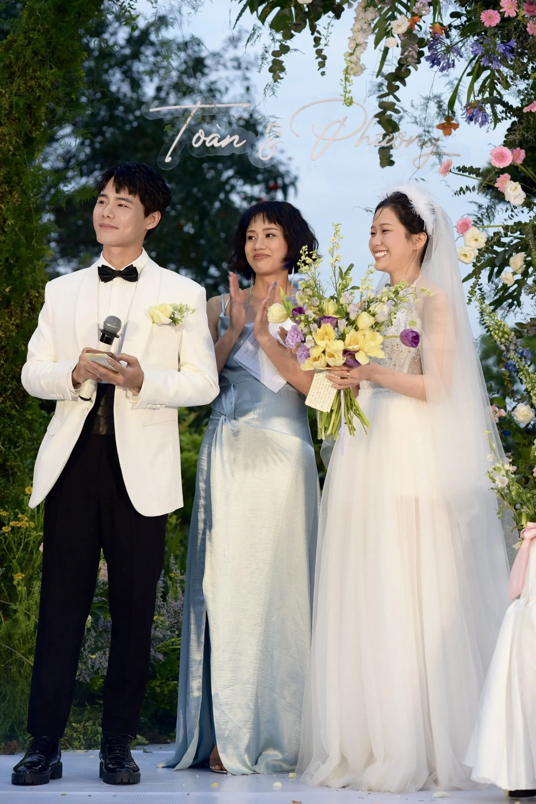 sao-nam-vbiz--nguong-chin-mat-khi-dong-canh-giuong-chieu-vo-chi-gai-cua-vo-thai-do-cua-ba-xa-gay-soc (2)