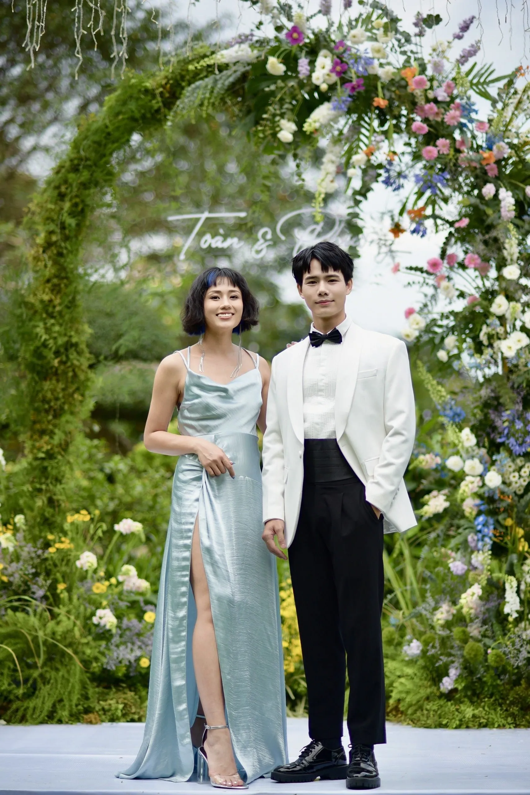 sao-nam-vbiz--nguong-chin-mat-khi-dong-canh-giuong-chieu-vo-chi-gai-cua-vo-thai-do-cua-ba-xa-gay-soc (3)