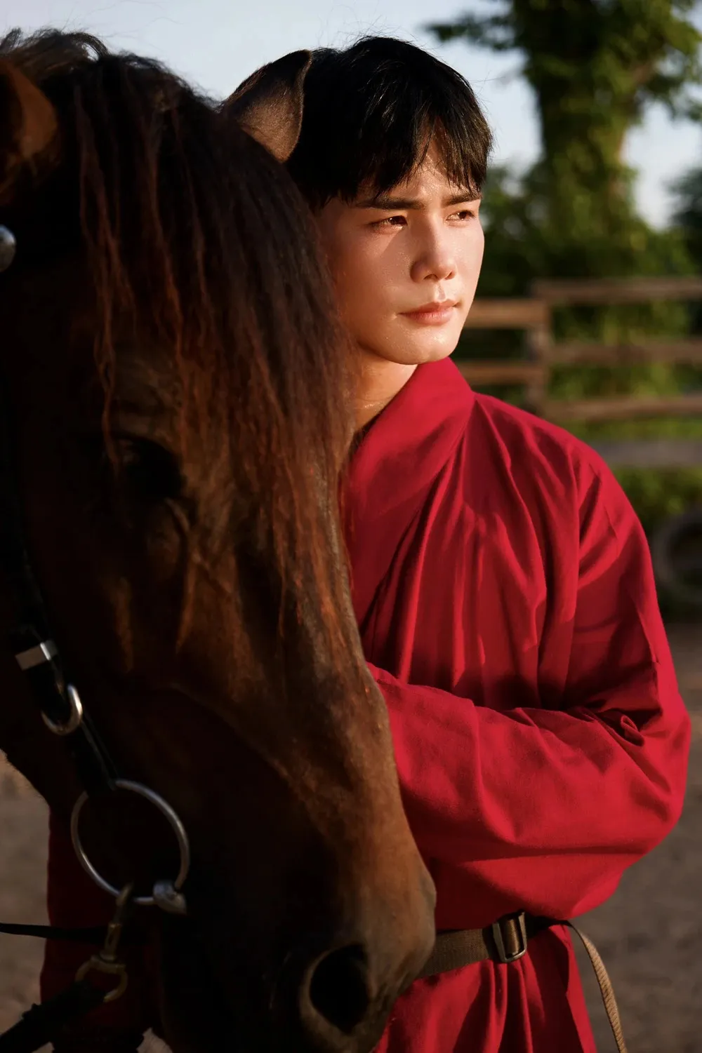 sao-nam-vbiz--nguong-chin-mat-khi-dong-canh-giuong-chieu-vo-chi-gai-cua-vo-thai-do-cua-ba-xa-gay-soc (4)