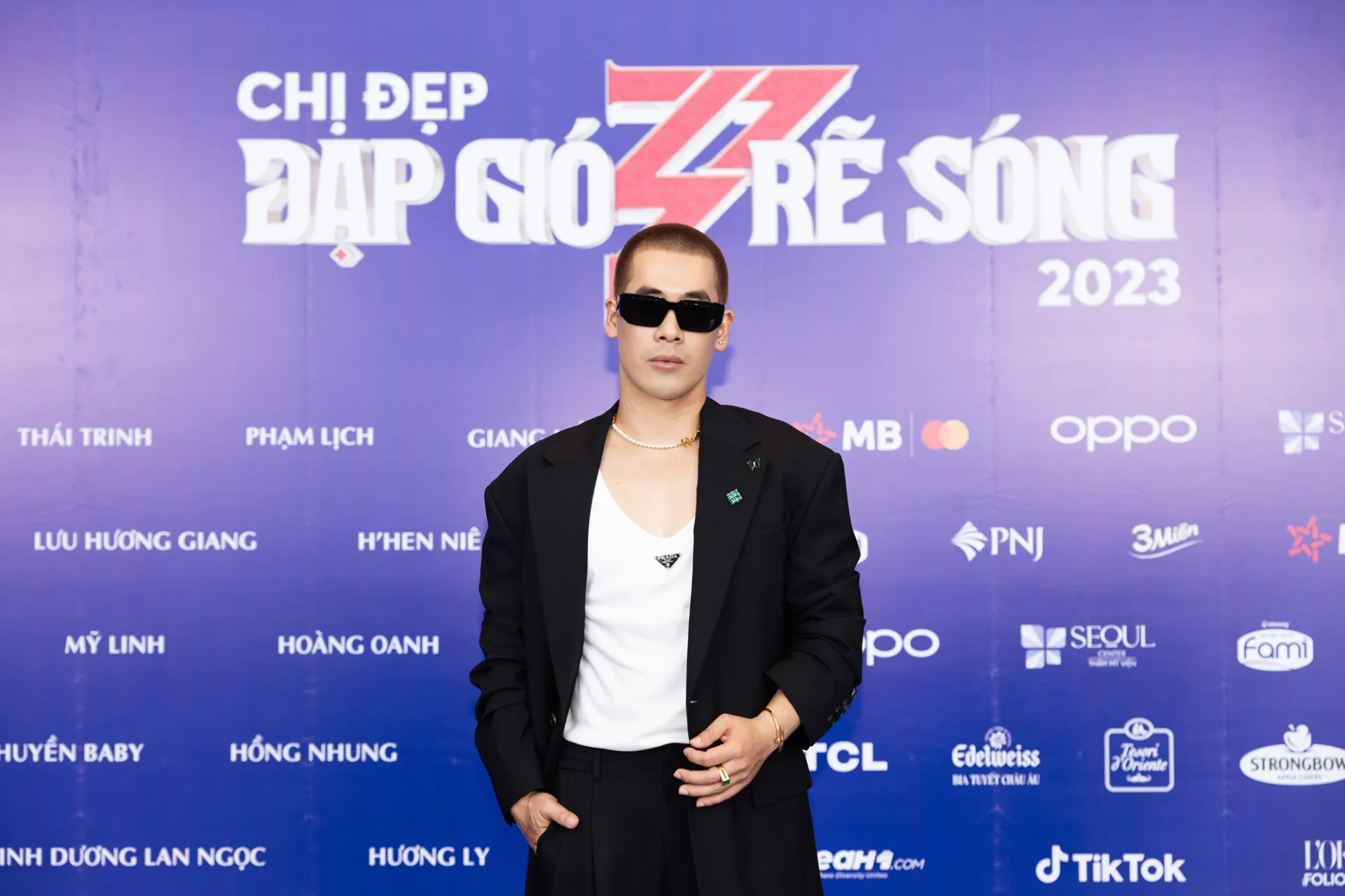 mv-chu-de-chi-dep-dap-gio-re-song-gay-choang-ve-do-dau-tu-ve-trang-phuc (11)