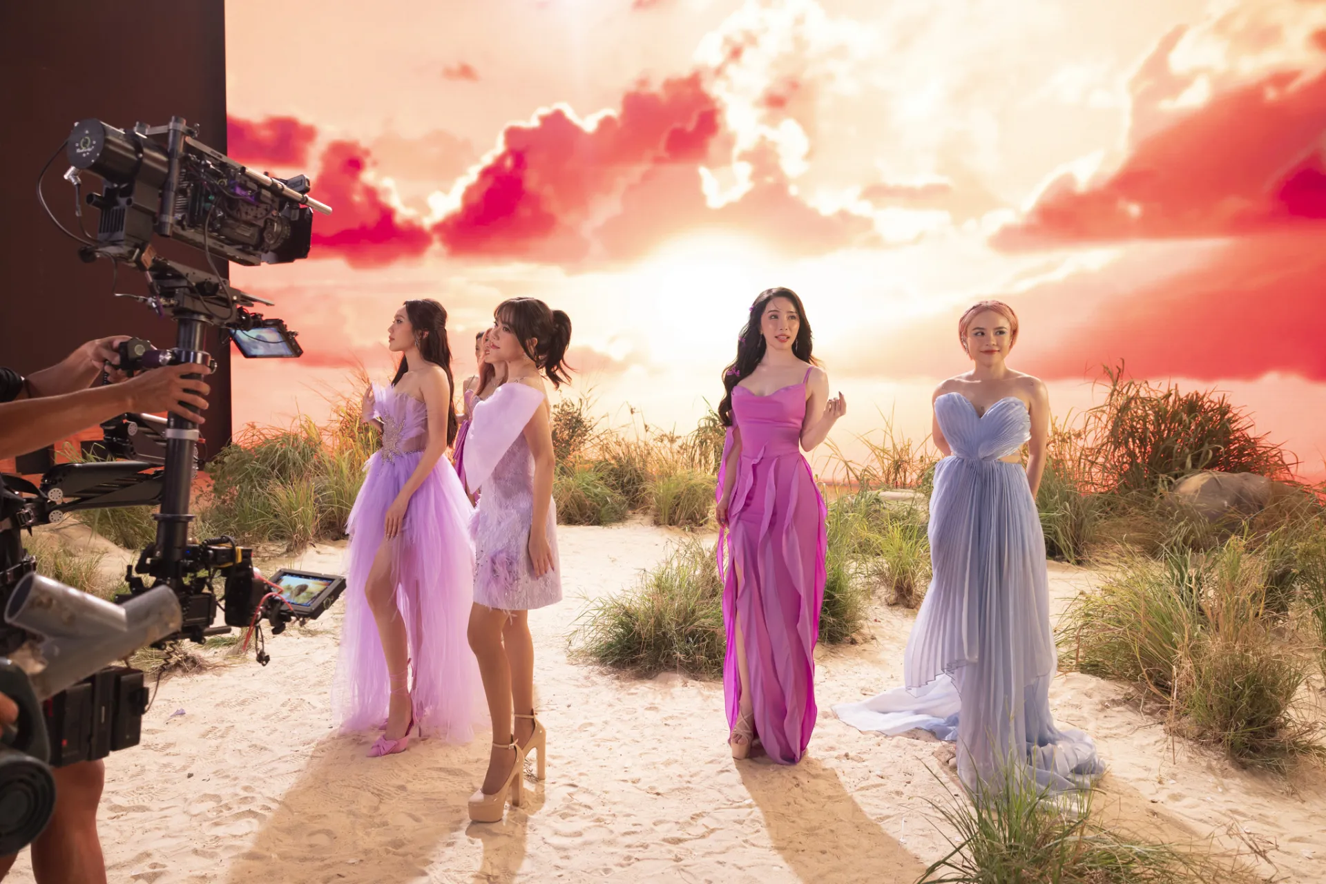 mv-chu-de-chi-dep-dap-gio-re-song-gay-choang-ve-do-dau-tu-ve-trang-phuc (12)