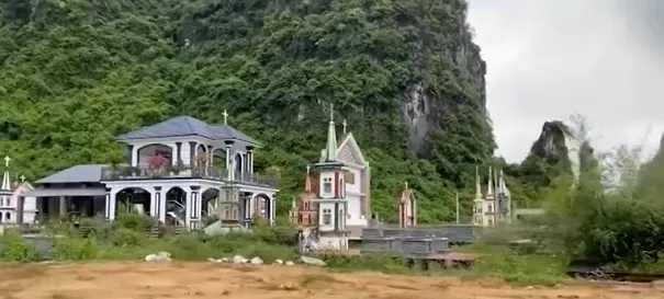 ngo-ngang-can-villa-2-tang-duoc-mot-gia-dinh-xay-dung-giua-nghia-trang-cho-con-khong-may-mat-som (1)