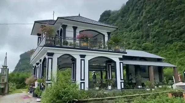 ngo-ngang-can-villa-2-tang-duoc-mot-gia-dinh-xay-dung-giua-nghia-trang-cho-con-khong-may-mat-som (3)