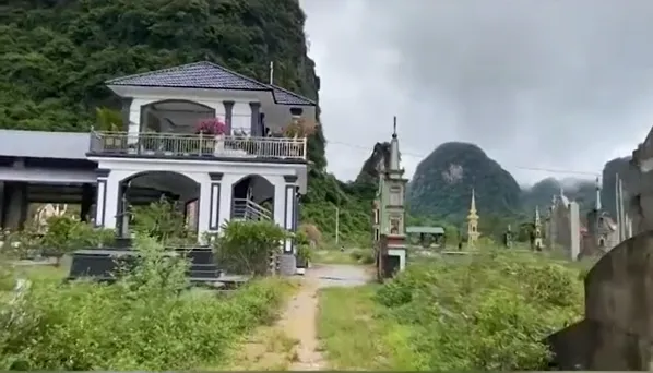 ngo-ngang-can-villa-2-tang-duoc-mot-gia-dinh-xay-dung-giua-nghia-trang-cho-con-khong-may-mat-som (4)