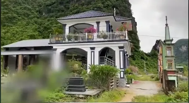 ngo-ngang-can-villa-2-tang-duoc-mot-gia-dinh-xay-dung-giua-nghia-trang-cho-con-khong-may-mat-som (5)