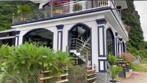 ngo-ngang-can-villa-2-tang-duoc-mot-gia-dinh-xay-dung-giua-nghia-trang-cho-con-khong-may-mat-som (6)