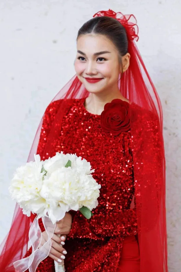 bo-hoa-cam-tay-thanh-hang-dung-trong-ngay-trong-dai-ngot-nghet-ca-trieu-1-bong-mang-y-nghia-dac-biet (8)