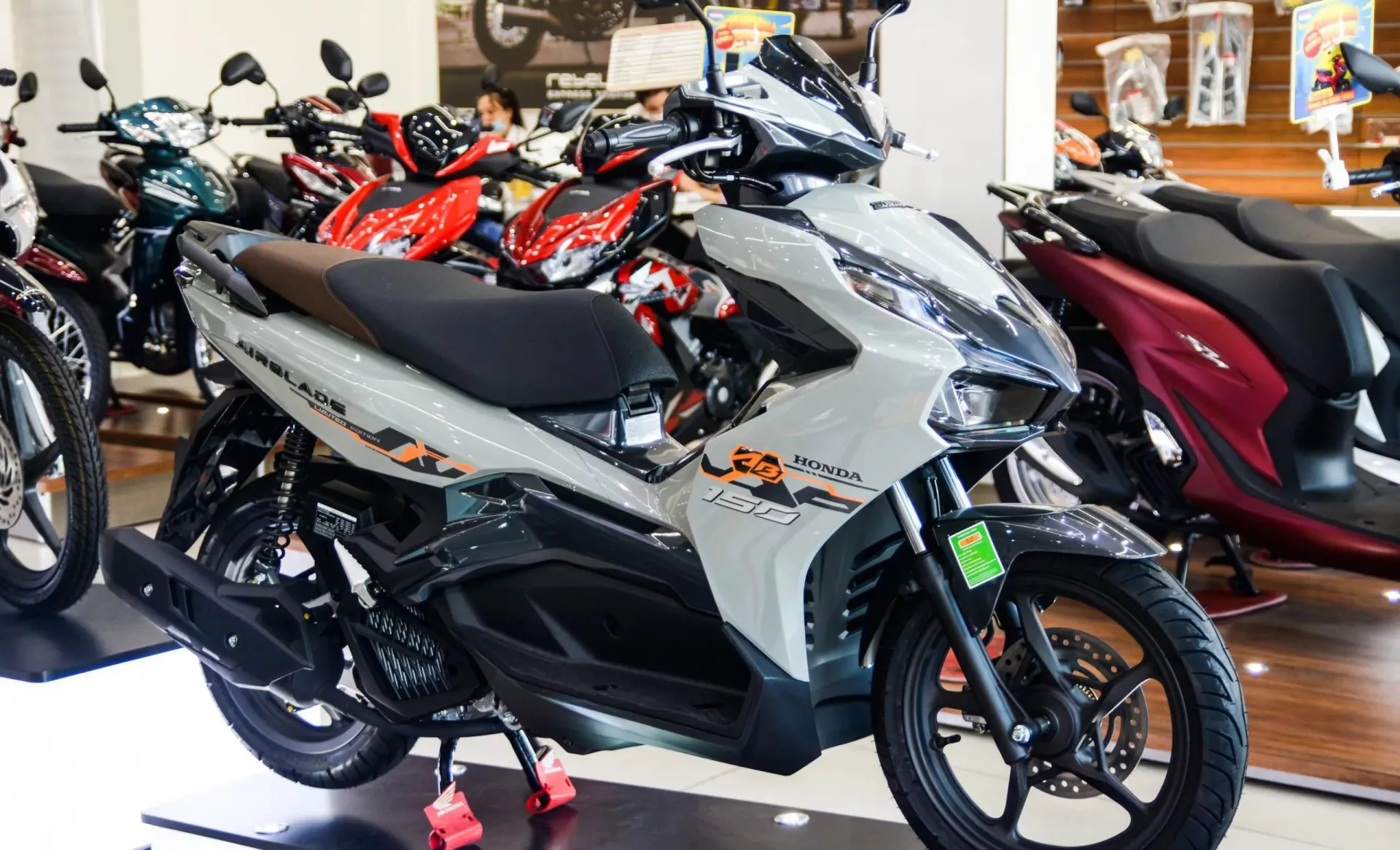 gia-xe-viet-giam-bat-ngo-honda-vision-re-nhta-tu-dau-nam-toi-nay-air-black-winner-x-giam-14-trieu-dong (6)