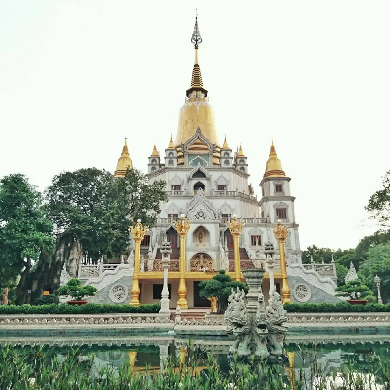 ngoi-chua-khong-nhang-khoi-o-viet-nam-lop-tot-dep-bat-nhat-the-gioi-du-khach-ghe-tham-sung-so-tuong-o-nuoc-ngoai (111)