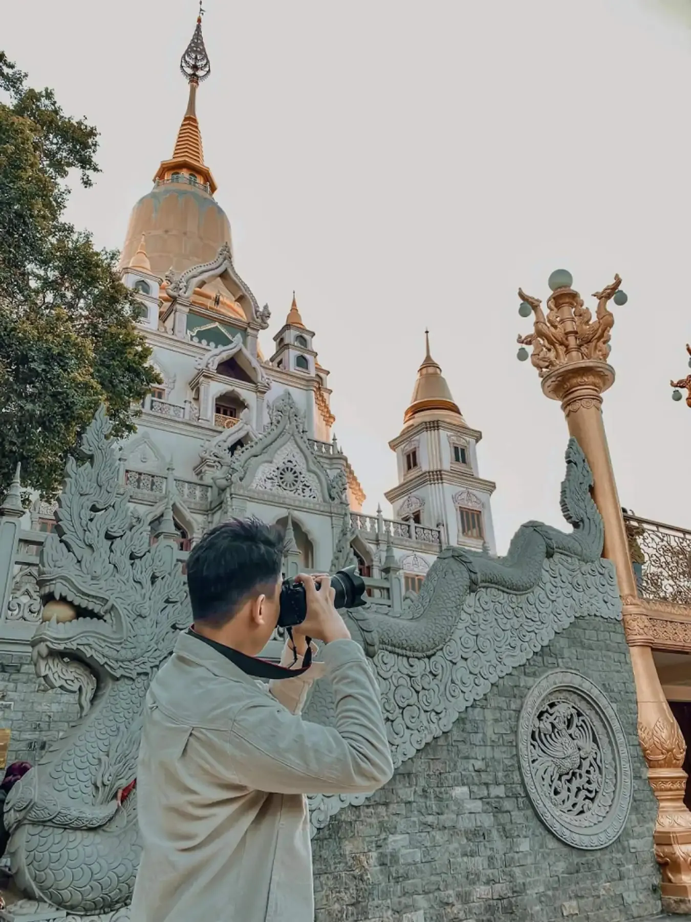 ngoi-chua-khong-nhang-khoi-o-viet-nam-lop-tot-dep-bat-nhat-the-gioi-du-khach-ghe-tham-sung-so-tuong-o-nuoc-ngoai (14)