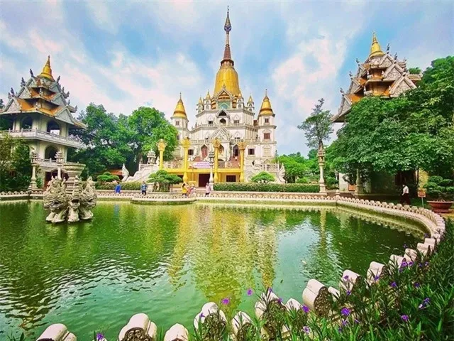 ngoi-chua-khong-nhang-khoi-o-viet-nam-lop-tot-dep-bat-nhat-the-gioi-du-khach-ghe-tham-sung-so-tuong-o-nuoc-ngoai (7)