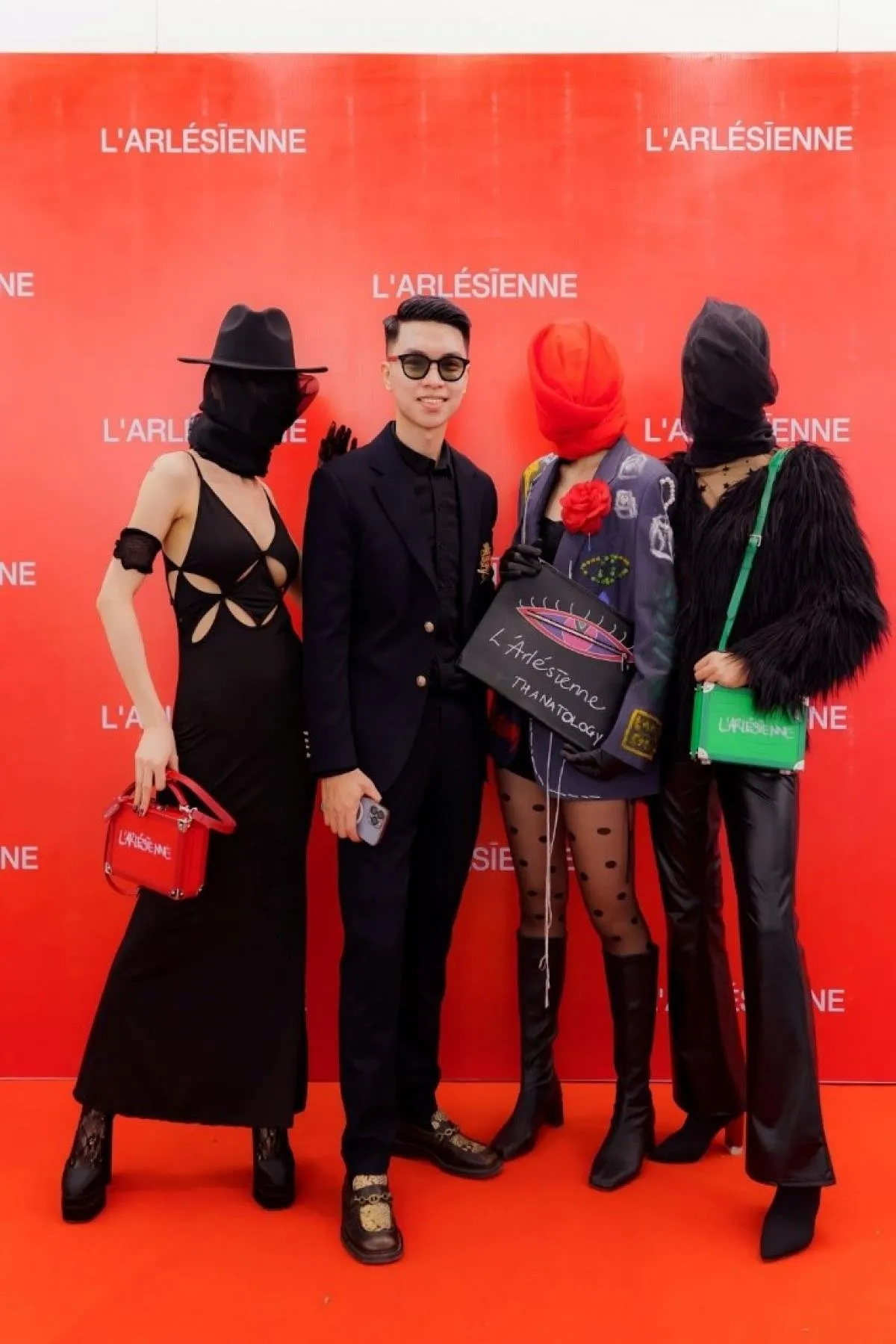 ceo-2k5-mang-tui-xach-doc-la-goi-von-cac-shark-khuyen-hoc-xong-roi-lam-ai-ngo-chi-1-cau-noi-lien-duoc-do-tien (14)