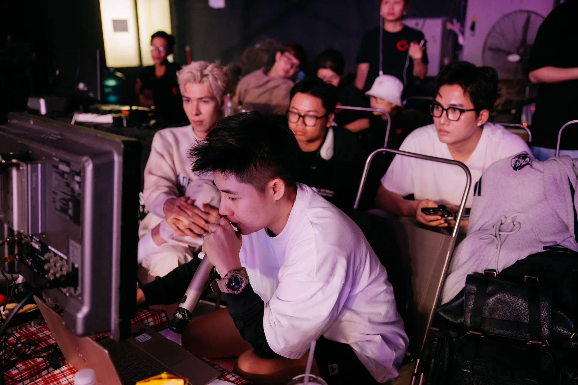 dao-dien-trieu-view-dinh-ha-uyen-thu-tiet-lo-hau-truong-quay-mv-noi-binh-minh-day-nang-nguoi-mac-dau-lung-nguoi-cat-vay (2)