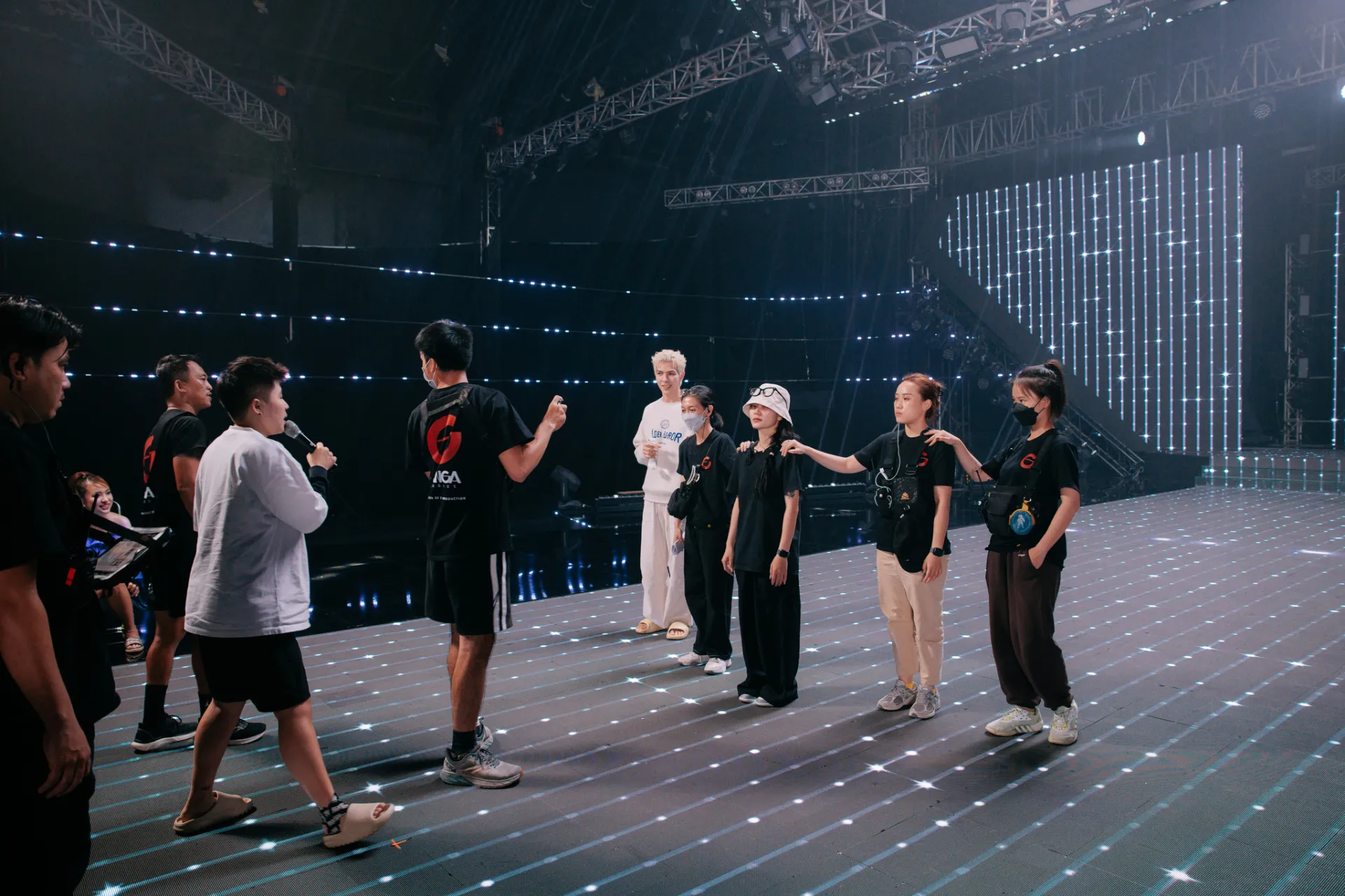 dao-dien-trieu-view-dinh-ha-uyen-thu-tiet-lo-hau-truong-quay-mv-noi-binh-minh-day-nang-nguoi-mac-dau-lung-nguoi-cat-vay (4)