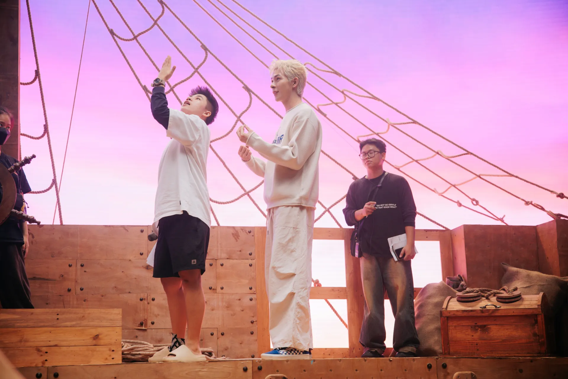 dao-dien-trieu-view-dinh-ha-uyen-thu-tiet-lo-hau-truong-quay-mv-noi-binh-minh-day-nang-nguoi-mac-dau-lung-nguoi-cat-vay (5)