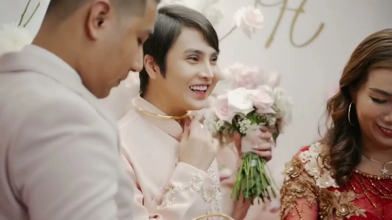 thanh-nien-xinh-gai-di-lay-chong-xong-doi-lam-con-trai-lai-cuoi-ve-chan-qua-ru-them-chang-trai-nua-yeu-chung (11)