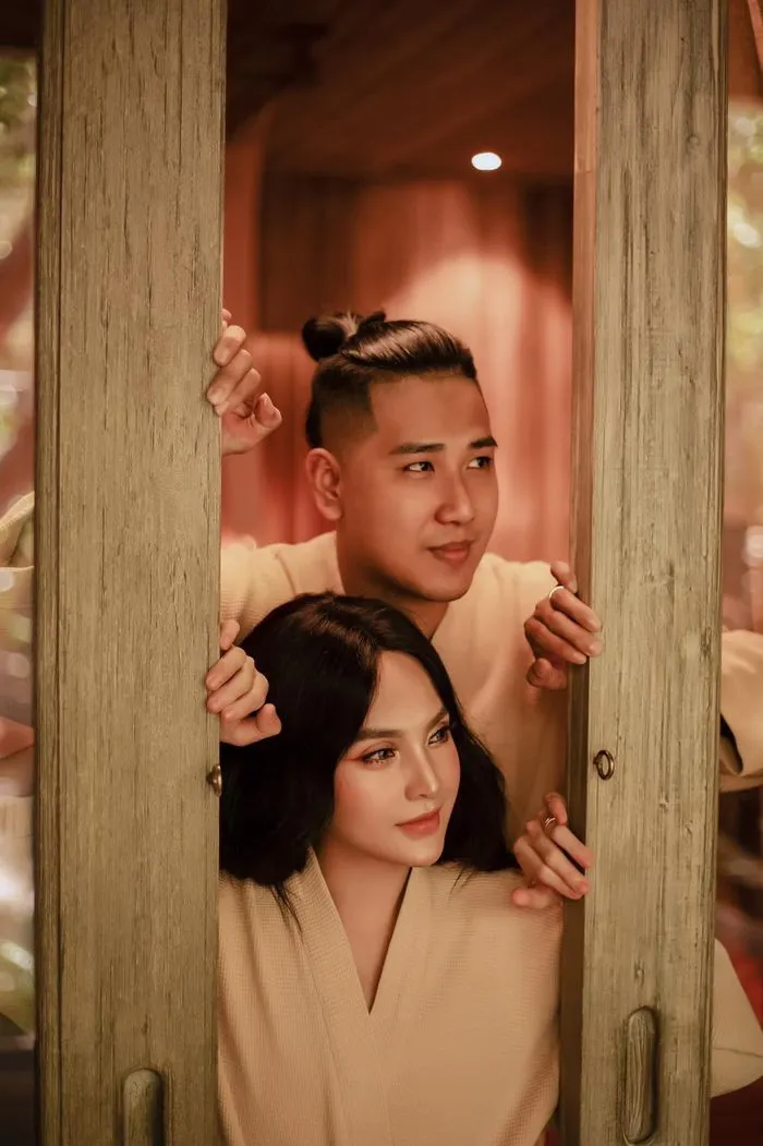 thanh-nien-xinh-gai-di-lay-chong-xong-doi-lam-con-trai-lai-cuoi-ve-chan-qua-ru-them-chang-trai-nua-yeu-chung (111)