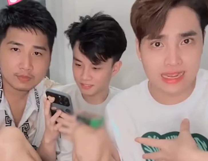 thanh-nien-xinh-gai-di-lay-chong-xong-doi-lam-con-trai-lai-cuoi-ve-chan-qua-ru-them-chang-trai-nua-yeu-chung (5)