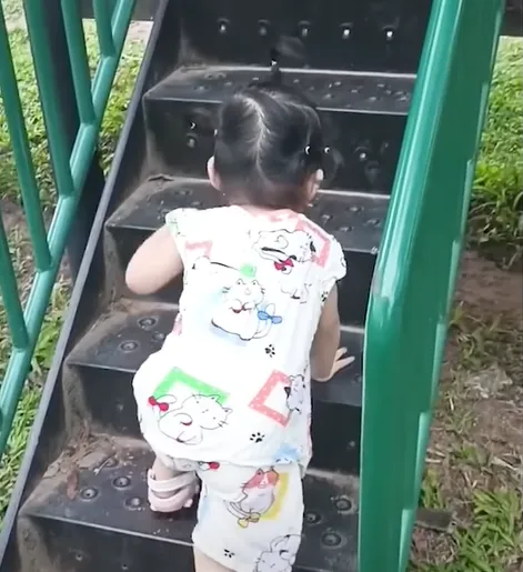 dua-con-nho-di-choi-cau-tuot-o-cong-vien-nguoi-me-phat-hien-nguy-hiem-lien-dang-dan-canh-bao-phu-huynh (1)