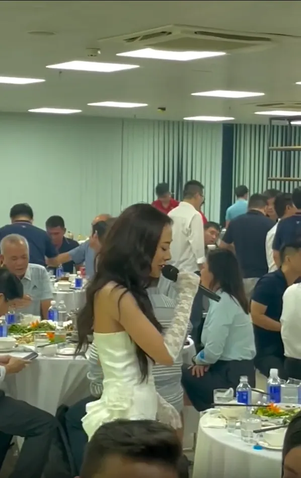 ro-clip-nu-ca-si-vbiz-di-hat-o-buoi-tiec-nhung-bi-ngo-lo-khong-ai-quan-tam-guong-mat-quen-thuoc-khien-nhieu-nguoi-xon-xao (1)