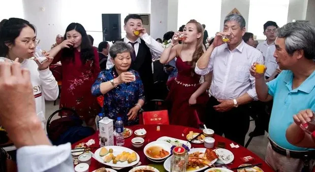 chong-di-lam-an-xa-vo-o-nha-hen-ho-roi-dam-cuoi-voi-3-nguoi-dan-ong-khac-cuom-hon-2-2-ty-dong (2)