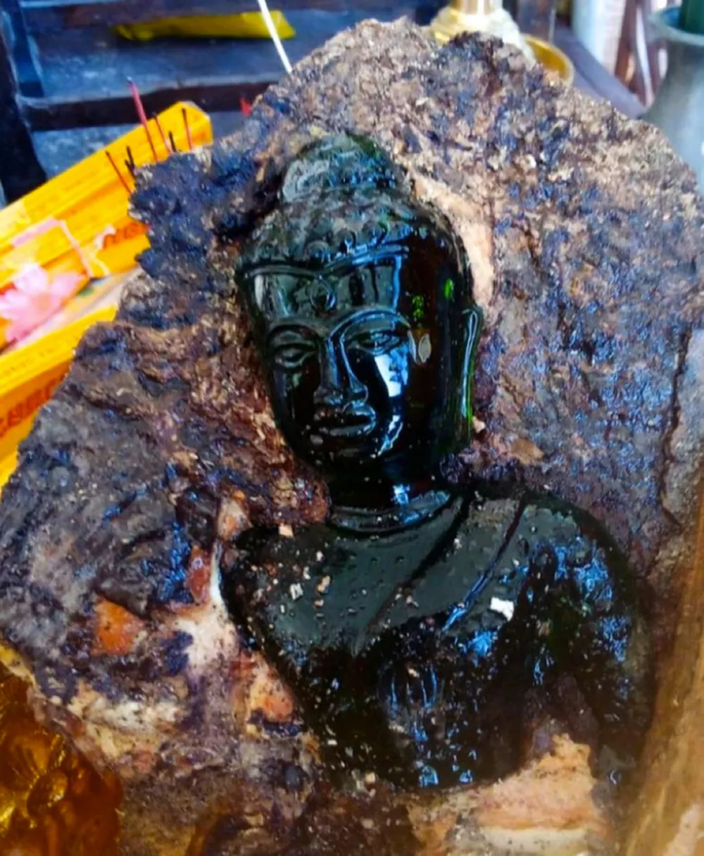 don-ha-cay-xoai-co-thu-nguoi-tho-phat-hien-buc-tuong-phat-luc-bao-ben-trong (3)