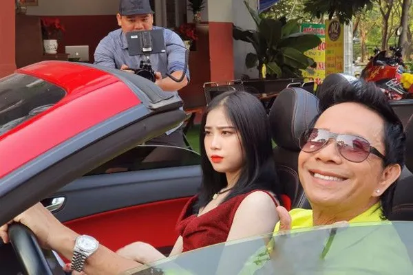 ong-vua-lang-hai-bao-chung-u70-lay-vo-kem-29-tuoi-nay-het-thoi-ban-com-tam-thu-3-ty-dong-thang (3)