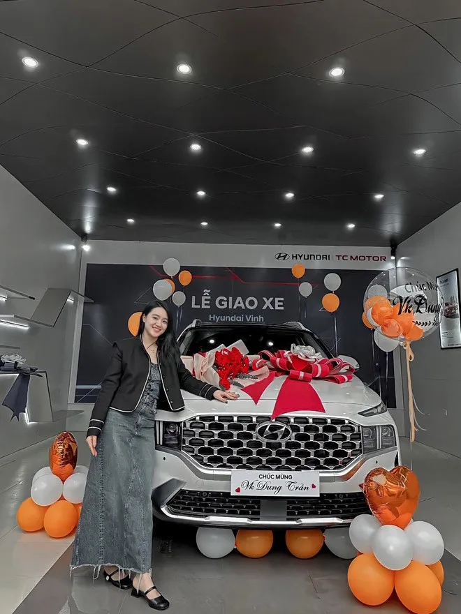 cuoi-chang-cau-thu-ngheo-hot-girl-nghe-an-co-cuoc-song-nhu-mo-lien-tiep-tau-xe-hoi-tien-ty (2)