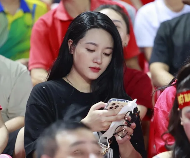 cuoi-chang-cau-thu-ngheo-hot-girl-nghe-an-co-cuoc-song-nhu-mo-lien-tiep-tau-xe-hoi-tien-ty (4)