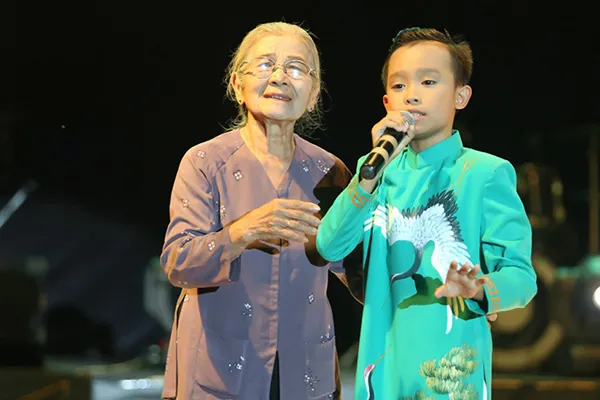 ba-ngoai-quoc-dan-nsut-phi-dieu-tuoi-91-van-tu-chay-xe-may-di-dien-cuoi-doi-nhan-giai-nu-chinh-xuat-sac-nhat (1)